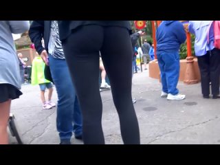 spying on a girl in leggings slender legs in tight)