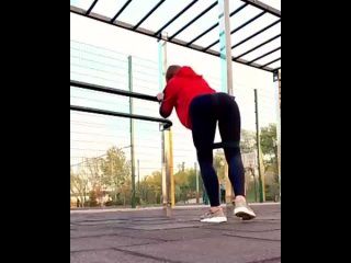 beautiful booty in leggings trains the ass)